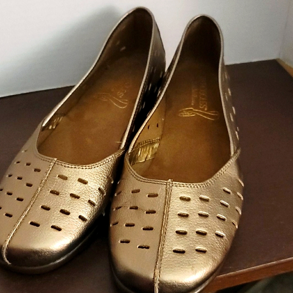 AEROSOLES STITCH AND TURN WOMENS GOLD SHOES